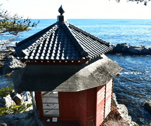 五浦海岸と六角堂